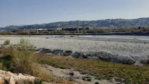 Le Var sur la rive de Saint-Laurent-du-Var, à un bas niveau - Photo RCF 