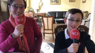 Théophile, petit chanteur thionvillois, et sa maman Daphné Frappé.