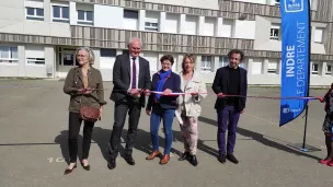 Les élus du Conseil Départemental et Emmanuel Allasœur, l'architecte (à droite) en train d'inaugurer les travaux du collège de Déols. © RCF - Hugo Sastre.