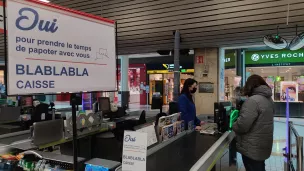 A Angers, l'hypermarché Carrefour Grand-Maine a ouvert une "blablablacaisse", où on peut prendre le temps de discuter avec la caissière. ©RCF Anjou