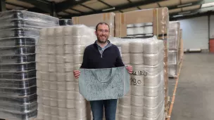 Antoine Saint-Pierre avec l'un des premiers sacs de caisse en tissus recyclés © RCF Lyon (Didier Rodriguez)