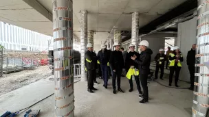 Le maire de Cannes, David Lisnard, en visite sur le chantier de la nouvelle résidence universitaire (©Charlotte Schuhmacher)