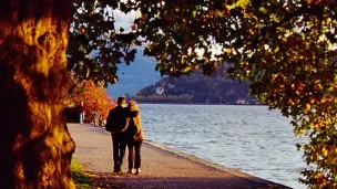 Couples au bord du lac d'Annecy ©Jean Hasser