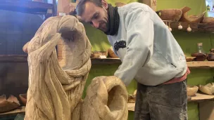 L'une des créations en cours de l'artisan : une sculpture représentant une famille de Touaregs. © RCF Sud Bretagne.