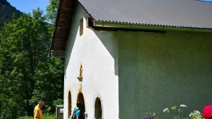 Visiteurs à la chapelle du hameau de Bionnassay 