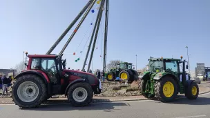 Lundi matin, les entreprises de travaux agricoles ont garé leurs engins autour du rond-point de l'Espace Anjou, avant de se diriger vers le centre-ville l'après-midi. ©RCF Anjou