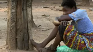 Une femme atteinte de maladie psychique attachée à un arbre en Afrique de l'Ouest / Association Saint Camille