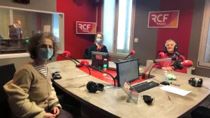 Liliane, Anne et Loïs dans les studios de RCF / Violaine Attimont