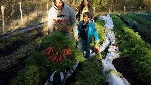 Mathieu Yon avec ses carottes