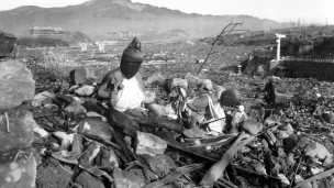 Ruines d'un temple à Nagasaki, au Japon, 6 semaines après le second bombardement atomique.