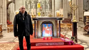 Père Gwenaël Maurey devant l'autel de la basilique de Sainte Anne d'Auray ©Chrétiens en Morbihan