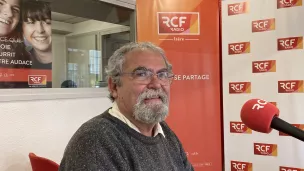 Pierre Vieuguet dans les studios de RCF Isère