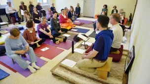 Méditation de pleine conscience initiée par le Père Patrice Gourrier au Centre de méditation de la Cossonnière, à l'abbaye de Sainte-Croix (Vienne), le 30/05/2015 ©Corinne SIMON/CIRIC