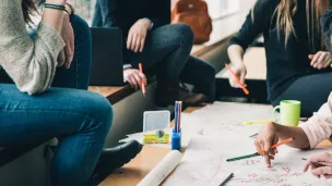 Etudiants en travail de groupe