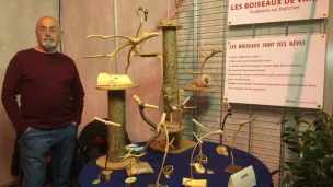 VANNI dans son atelier, remplis de "boiseaux"