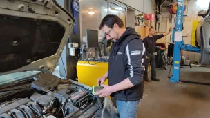 Depuis la flambée des prix des carburants, Vincent Houdmon, garagiste à Angers, reçoit dix fois plus de demandes pour convertir des voitures au superéthanol - ©RCF Anjou