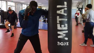 Gustave Tamba à l'entraînement dans la salle de boxe de l'AMSLF