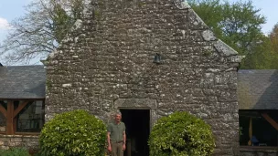 Henri Marès, à l'entrée de sa maison au Moulin de Pinieux à Limerzel ©RCF Sud Bretagne