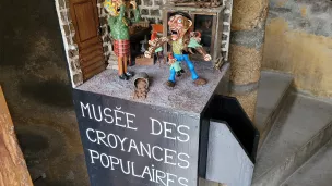 Figurines à l'entrée du Musée des croyances populaires du Monastier sur Gazeille en Haute-Loire. Figurines réalisées par Patrice Rey