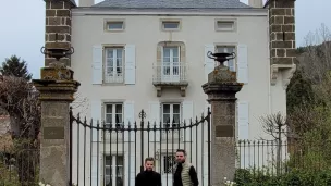 Romain et Ludovic Bertrand, propriétaires du château du Maréchal Fayolle à Saint-Geneys-près-Saint-Paulien © Martin Obadia