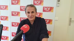 Jamel Balhi dans les studios de RCF Haute-Loire © Martin Obadia