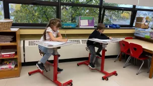 Le vélo-pupitre vient en aide aux jeunes souffrant de TDAH en classe. (© Pour TDAH)