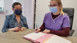 Sonia-Aurélie Iliev Druta (à droite), nouvelle médecin généraliste à la Maison de santé La Caravelle à Châteauroux. © RCF - Hugo Sastre.