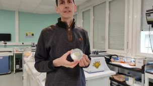 Nicolas Debrus, professeur de biotechnologie au lycée Blaise Pascal de Châteauroux portant ce blob. © RCF - Hugo Sastre.