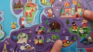 Carte d'Europe puzzle, avec doigts d'enfants ©2022 RCF Haute-Savoie