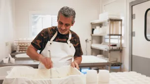 Eric Prioré dans la chèvrerie de Septèmes-les-Vallons. Nina Pavan