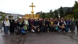 Les collégiens à Lourdes autour de Mgr Yves Baumgarten /Photo fournie par les responsables du pèlerinage