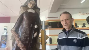 "Je passerai mon ciel à faire du bien sur la terre", inscrit sur la statue de Sainte Thérèse de Lisieux. © RCF Sud Bretagne