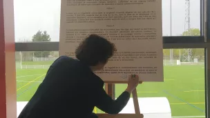 La Maire de Strasbourg, Jeanne Barseghian, signant la Déclaration des droits de l'arbre - © Laurette Halgand, RCF Alsace