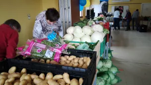 Bénévoles préparant la distribution alimentaire à la salle paroissiale de Sevrier ©RCF Haute-Savoie