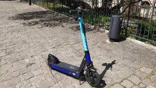 Une trottinette "Pony" à côté de la cathédrale. © RCF - Guillaume Martin-Deguéret. 