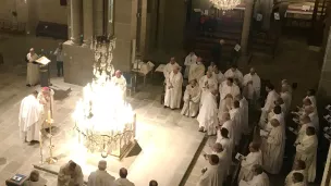 Le presbyterium autour de l'autel et de Mgr Yves Baumgarten pendant la Messe Chrismale