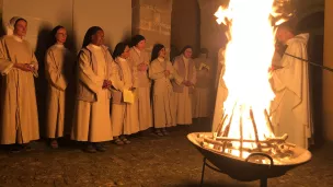 Feu de la Vigile pascal au monastère Sainte Claire de Poligny /Amélie GAzeau/ RCF