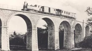Le tacot part en direction d’Amancey -  passage sur le viaduc de Cléron  @ Musée du Tacot à Cléron dans le Doubs