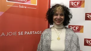 Brigitte Plateau dans le studio de RCF Isère