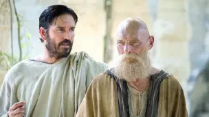 L'évangéliste Luc et l'apôtre Paul, dans le film "Paul Apôtre du Christ" de Andrew Hyatt