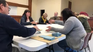 Le dépouillement au bureau de vote de Cazats en sud Gironde