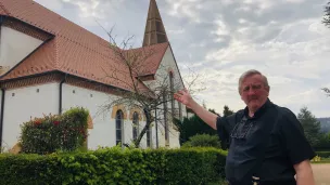 Le Père Pascal Vallent aux abords de l'église Jeanne d'Arc