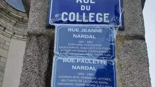 Plusieurs fois par ans, les associations féministes organisent des marches dans Alençon pour remplacer des noms de rues