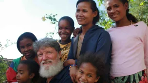 Père Pedro et les enfants malgaches