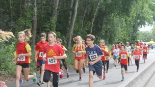 Les enfants collectent des denrées pour la banque alimentaires. 