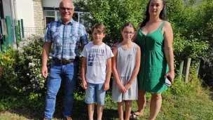 acôme et Chloé, membres du Conseil Municipal des enfants du POinçonnet, entourés de deux adjoints de la commune. © RCF - Hugo Sastre.