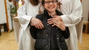 Justine, Nicolas et leur petit frère, servants de messe dans le secteur de Theix 