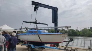 Restauré par des patients du Cesame, le Daphérod a été mis à l'eau mardi 3 mai 2022 à Angers. ©RCF Anjou