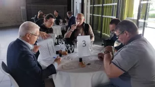 Jeudi 5 mai 2022 à la cave Robert & Marcel, 25 jurés ont dégusté 75 vins pour le concours des crémants de Loire. ©RCF Anjou