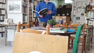 Baptiste Davout dans le café-librairie solidaire à Brest. ©Julie Rolland